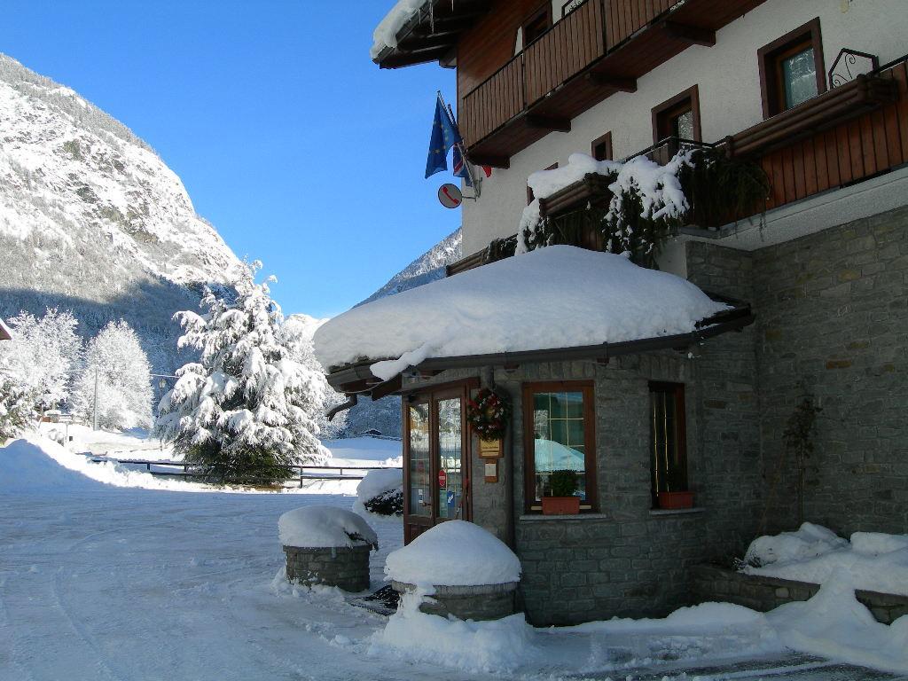 Hotel Des Roses Antey-Saint-Andre Exterior photo